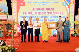 Cérémonie de remise du certificat de record d’Asie en tant que temple possédant le plus grand nombre de motifs de svastika gravés sur des murs en pierre en Asie à la pagode Cuong Xa. Photo: VNA