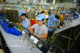 Fabrication de composants électriques et électroniques à l'usine de la Sarl Minda Vietnam Auto Components (entreprise à capitaux indiens) dans la province de Phu Tho. Photo : VNA