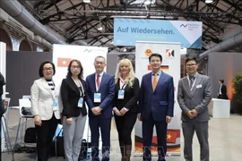 L'ambassadeur du Vietnam en Allemagne Vu Quang Minh (3e de gauche à droite) et des représentants d'entreprises vietnamiennes participant à l'événement. Photo : VNA