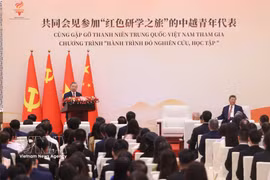 Le secrétaire général du Comité central du Parti communiste du Vietnam et président vietnamien To Lam et son homologue chinois, Xi Jinping, rencontrent des jeunes vietnamiens et chinois participant au programme « Voyage rouge d’étude et de recherche ». Photo: VNA