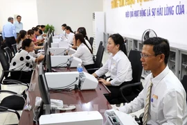 Le Premier ministre Pham Minh Chinh a signé un document exigeant que la réattribution des compétences en matière de traitement des démarches administratives au niveau de district soit finalisée d’ici le 10 juin. Photo: VNA