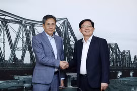 Le vice-Premier ministre Ho Quoc Dung (droite) reçoit le président de la compagnie FS Finance Suisse AG. Photo: VGP