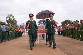 Cérémonie de rapatriement des restes de 172 soldats volontaires et experts vietnamiens tombés au Cambodge au poste frontalier international de Xa Mat. Photo: VNA