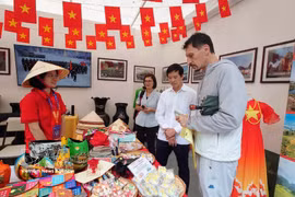 Des visiteurs découvrent des produits d’artisanat traditionnel vietnamien lors de l’événement. Photo : VNA