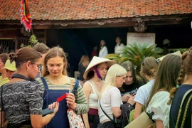 Selon une étude de l’Organisation mondiale du tourisme, les voyages sans visa pourraient augmenter le nombre de touristes internationaux de 5 à 25 %. Photo: VietnamPlus