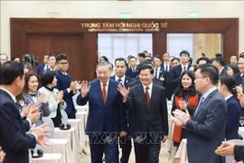 Le secrétaire général du Parti populaire révolutionnaire lao (PPRL) et président du Laos, Thongloun Sisoulith, et le secrétaire général du Parti communiste du Vietnam (PCV), To Lam, coprésident, le 26 janvier à Hanoï, une conférence d’information consacrée aux résultats du 12ᵉ Congrès national du PPRL. Photo: VNA