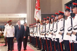 Cérémonie d’accueil officielle du secrétaire général du PCV à Singapour. Photo: VNA