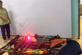 Les personnes qui faisaient voler des cerfs-volants ont été convoquées au commissariat de police du quartier de Binh Hung Hoa pour y collaborer avec les forces de l'ordre, en même temps que les objets confisqués. Photo : Police