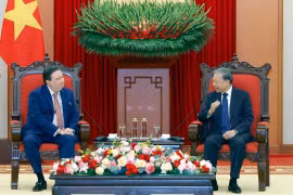 Le secrétaire général du Parti communiste du Vietnam (PCV), To Lam (droite), reçoit l'ambassadeur des États-Unis, Marc Knapper, venu lui dire au revoir au terme de son mandat au Vietnam. Photo: VNA