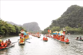 a valorisation des fêtes culturelles contribue non seulement à préserver l’identité de l’ancienne capitale, mais constitue également un moteur dynamique pour l’industrie touristique de Ninh Binh. Photo: VNA