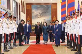 Cérémonie d’accueil solennelle pour Tran Cam Tu en visite officielle au Cambodge. Photo: VNA