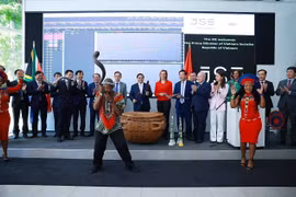 Le Premier ministre Pham Minh Chinh et sa délégation donne le coup d'envoi de la séance boursière à la Bourse de Johannesburg. Photo : VNA