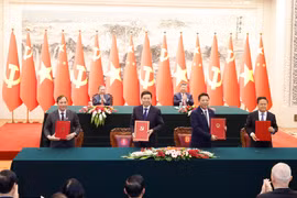 Cérémonie de signature d’un mémorandum de coopération entre la Commission d’organisation du Comité central du Parti communiste du Vietnam et son homologue chinoise, ainsi que d’un mémorandum entre le ministère vietnamien de la Construction et la Commission nationale du développement et de la réforme de Chine sur la formation ferroviaire visant à renforcer les compétences du personnel ferroviaire vietnamien. Photo : VNA