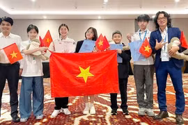 Les cinq élèves vietnamiens de Hanoï aux Olympiades mondiales des jeunes physiciens (WYPO) 2025, qui se sont déroulées récemment en Indonésie, ont été médaillés, avec deux d'argent et trois de bronze. Photo: VGP