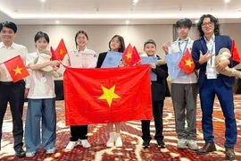 Les cinq élèves vietnamiens de Hanoï aux Olympiades mondiales des jeunes physiciens (WYPO) 2025, qui se sont déroulées récemment en Indonésie, ont été médaillés, avec deux d'argent et trois de bronze. Photo: VGP