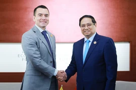 Le Premier ministre Pham Minh Chinh (droite) et le président équatorien Daniel Noboa. Photo: VNA