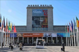 L'espace d'exposition du Vietnam se distingue par ses stands spacieux et visuellement attrayants, mettant en valeur les produits phares des entreprises ainsi que des symboles culturels vietnamiens. Photo: VNA