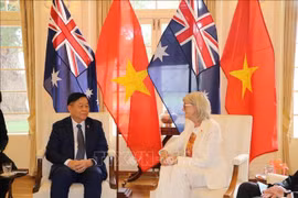 Nguyen Trong Nghia, membre du Bureau politique, secrétaire du Comité central du Parti communiste du Vietnam (PCV) et chef de la Commission centrale de la mobilisation de masse et de l’éducation du Parti, et la gouverneure générale d’Australie, Sam Mostyn. Photo: VNA