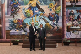 Le vice-ministre de l'Agriculture et de l'Environnement Tran Thanh Nam (droite) et le secrétaire mexicain à l'Agriculture et au Développement rural, Julio Berdegué Sacristán. Photo: VNA