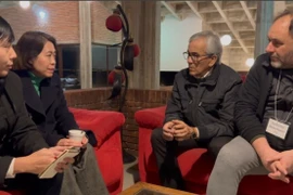 Séance de travail entre l’ambassadrice Ngo Minh Nguyet et Juan Castillo, secrétaire général du Parti communiste d’Uruguay et ministre du Travail et de la Sécurité sociale. Photo: VNA
