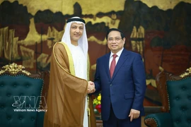 Le Premier ministre Pham Minh Chinh (droite) a reçu l’ambassadeur des Emirats arabes unis au Vietnam, Bader Abdullah Almatrooshi. Photo: VNA