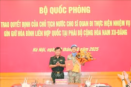 Le général de corps d'armée Hoàng Xuân Chiên, vice-ministre de la Défense remet la décision du président de la République au commandant Lê Vinh Hoàng, nommé pour participer à la mission de maintien de la paix des Nations Unies au Soudan du Sud. Photo: VNA