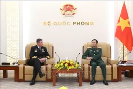 Le général Nguyen Tan Cuong, chef d'état-major de l'Armée populaire du Vietnam et vice-ministre de la Défense (droite) et le vice-amiral Mark Hammond, commandant de la Marine royale australienne, le 30 janvier à Hanoï. Photo: VNA