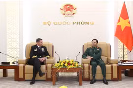 Le général Nguyen Tan Cuong, chef d'état-major de l'Armée populaire du Vietnam et vice-ministre de la Défense (droite) et le vice-amiral Mark Hammond, commandant de la Marine royale australienne, le 30 janvier à Hanoï. Photo: VNA