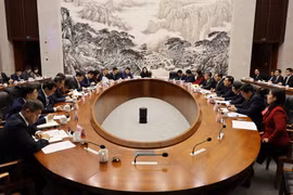 Le vice-Premier ministre vietnamien Nguyen Chi Dung travaille avec la Commission provinciale du développement et de la réforme du Zhejiang et la Fédération de l'industrie et du commerce du Zhejiang. Photo : VNA