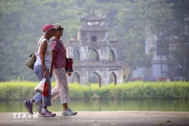 Des touristes étrangers à Hanoï. Photo: VNA