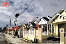 Le Comité du Parti de la province de Thanh Hoa (Centre) exhorte les autorités locales à lever rapidement les obstacles et à intensifier les efforts de mise en œuvre afin d'atteindre l'objectif d'élimination des logements précaires et insalubres d'ici octobre 2025. Photo: baothanhhoa.vn