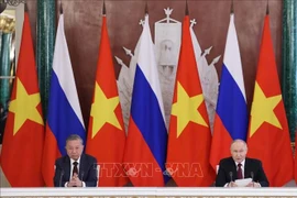 Le secrétaire général du Parti communiste du Vietnam (PCV), Tô Lâm (gauche), et le président russe, Vladimir Poutine. Photo: VNA