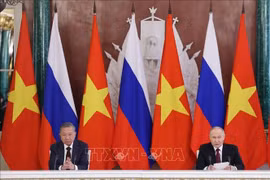 Le secrétaire général du Parti communiste du Vietnam (PCV), Tô Lâm (gauche), et le président russe, Vladimir Poutine. Photo: VNA