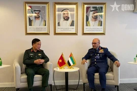 Le vice-ministre de la Défense, le général de corps d’armée Hoang Xuan Chien (gauche) et le sous-secrétaire du ministère de la Défense des Émirats arabes unis, le général de division Ibrahim Nasser Al-Alawi. Photo: qdnd.vn
