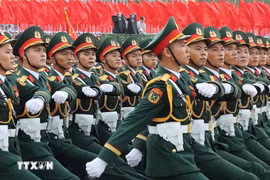 Des officiers de l'armée lors du défilé marquant le 80e anniversaire de la Révolution d'août et la Fête nationale (2 septembre). Photo : VNA