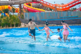 Des touristes s'amusent au parc aquatique Aqua Adventure, dans le quartier de Rach Dua, à Hô Chi Minh-Ville. Photo : SGGP
