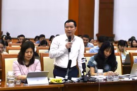 Un dirigeant du Département du budget de l'État, lors d'une conférence de presse le 2 juillet. Photo : baodautu.vn