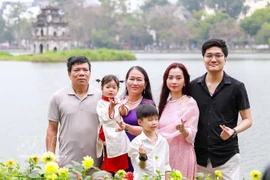 La famille constitue le fondement du bonheur et du développement durable. Photo: VNA