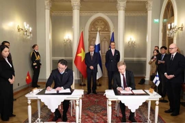 Le SG Tô Lâm (gauche) et le président finlandais Alexander Stubb à la signature du mémorandum d’accord entre le ministère vietnamien des Finances et le ministère finlandais des Affaires étrangères. Photo: VNA