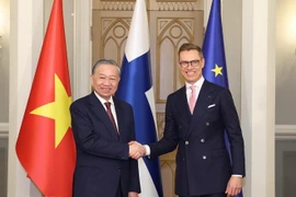 Le SG Tô Lâm (gauche) et le président finlandais Alexander Stubb. Photo: VNA