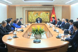 Lq rencontre entre le vice-Premier ministre Nguyen Chi Dung et Wang Jibing, président du conseil d’administration du groupe ArcherMind. Photo: VNA