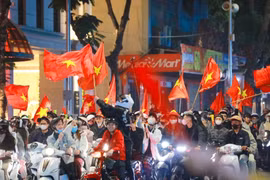 Célébration de la victoire de l'équipe U22, dans la rue Hai Ba Trung. Photo : VNA