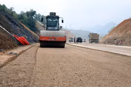 L’autoroute reliant Huu Nghi et Chi Lang traverse neuf communes et districts et nécessite un investissement total dépassant 11 000 milliards de dôngs (418 millions de dollars). Photo: VNA