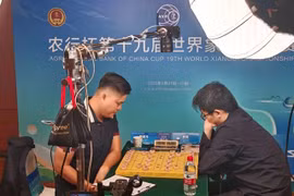 Le roi vietnamien du xiangqi, Lai Ly Huynh (gauche), remporte son premier titre mondial dans cette discipline en dominant le Chinois Yin Sheng lors de la finale du Championnat du monde de xiangqi 2025. Photo: VXF/chinhphu.vn