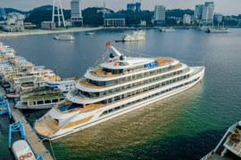 De nombreux navires de croisière de luxe sont investis par des entreprises pour accueillir les touristes visitant la baie d'Ha Long. Photo : vdstravel.com