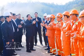 Le Premier ministre Pham Minh Chinh présente ses vœux du Nouvel An aux ouvriers travaillant sur le chantier de l’autoroute Dong Dang – Tra Linh. Photo : VNA