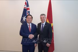 Nguyen Trong Nghia (gauche) et Matthew Thistlethwaite, ministre australien des Affaires étrangères et du Commerce, également ministre de l’Immigration. Photo: VNA