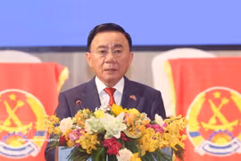 Tran Cam Tu, membre du Bureau Politique et membre permanent du Secrétariat du Comité central (CC) du Parti communiste du Vietnam (PCV), et la délégation vietnamienne de haut niveau, participent à la cérémonie traditionnelle du nouage de fils au poignet du Laos. Photo: VNA