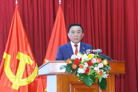 Le permanent du Secrétariat du Parti Tran Cam Tu rencontre le personnel de l’ambassade du Vietnam au Laos. Photo: VNA