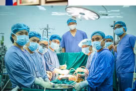 L'équipe réalisant la transplantation multi-organes Domino à l'hôpital Viet Duc le 13 mars 2026. Photo : Vietnam+